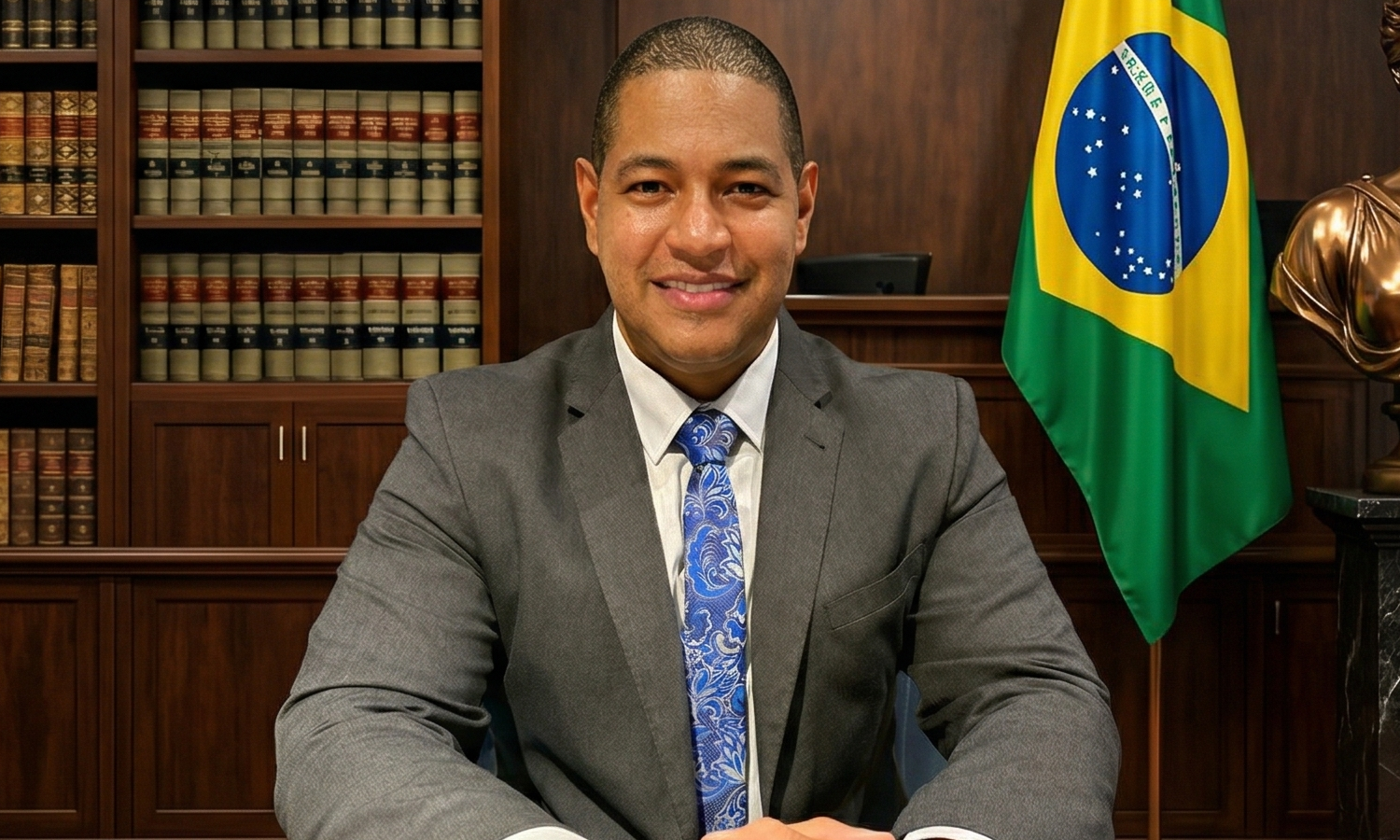 Dr. Elton Alves em seu escritório